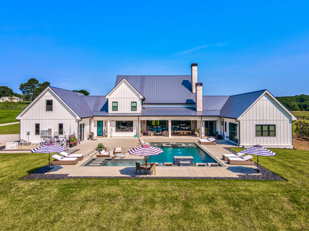 Modern White House with backyard and pool